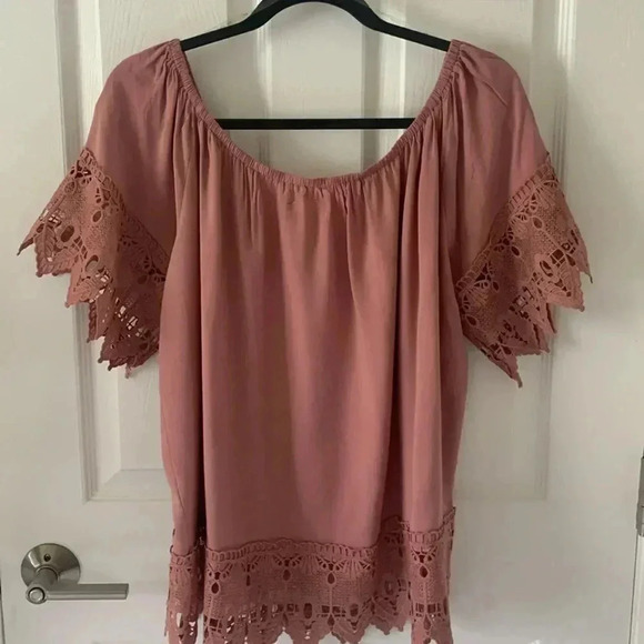 Iris pink blouse with eyelet lace sleeves and trim detail size 1X - Picture 5 of 8